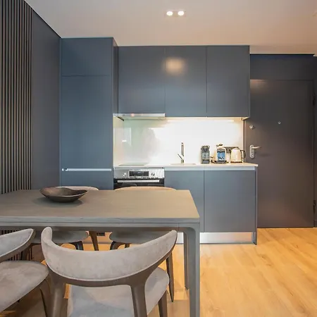 Liiiving In - Dragao Pool View Apartment