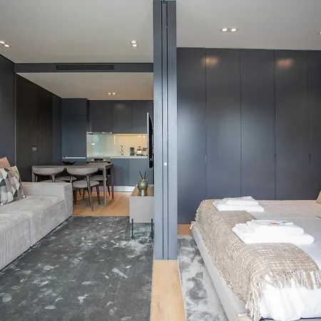 Liiiving In - Dragao Pool View