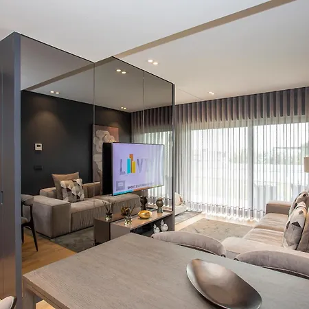 Liiiving In - Dragao Pool View Apartment