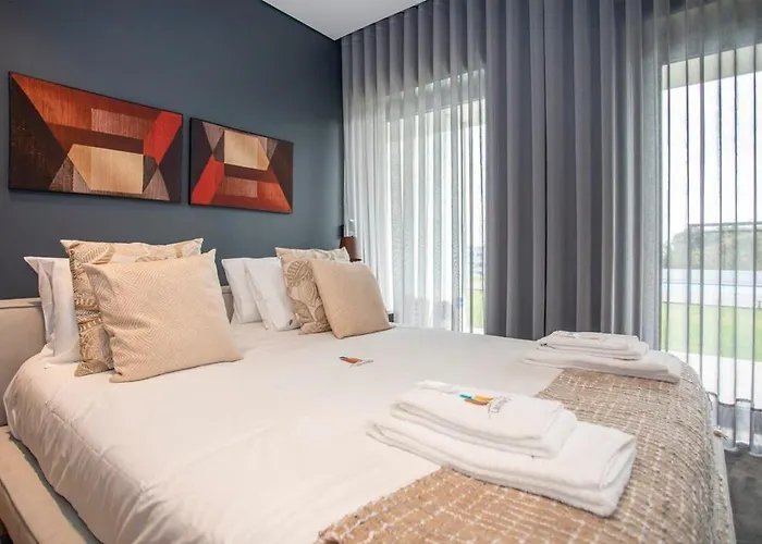 Liiiving In - Dragao Pool View