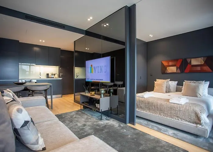 Liiiving In - Dragao Pool View