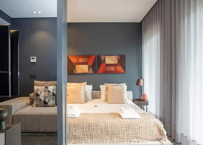 Liiiving In - Dragao Pool View