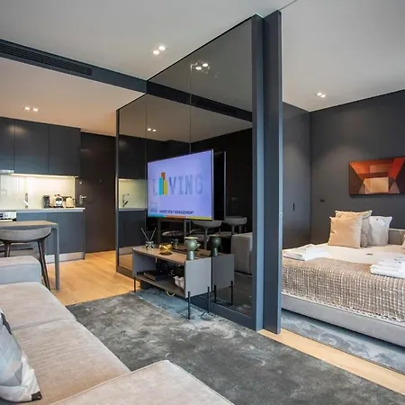 Liiiving In - Dragao Pool View